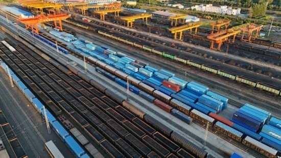這是2024年8月14日在黑龍江綏芬河鐵路口岸集裝箱換裝場(chǎng)拍攝的集裝箱換裝作業(yè)現(xiàn)場(chǎng)（無人機(jī)照片）。今年前七個(gè)月，綏芬河鐵路口岸開行中歐班列573列，運(yùn)量達(dá)55246標(biāo)箱，同比分別增長23%和18%，班列數(shù)量持續(xù)保持高位運(yùn)行。
