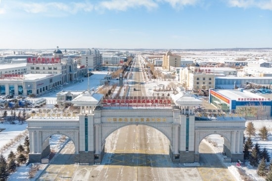 這是2024年1月31日拍攝的中國（黑龍江）自由貿(mào)易試驗(yàn)區(qū)黑河片區(qū)（無人機(jī)照片）。五年來，中國（黑龍江）自由貿(mào)易試驗(yàn)區(qū)將“試驗(yàn)田”種成“高產(chǎn)田”，以全省萬分之三的面積，貢獻(xiàn)了全省約五分之一的實(shí)際使用外資和七分之一的外貿(mào)進(jìn)出口，在對(duì)外合作、降低物流成本、培育特色產(chǎn)業(yè)和新業(yè)態(tài)新模式等方面深入探索，成功產(chǎn)出超過300項(xiàng)制度創(chuàng)新成果。