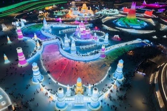 2024年1月1日，來自世界各地的游客在哈爾濱冰雪大世界園區(qū)內(nèi)游玩（無人機(jī)照片）。
