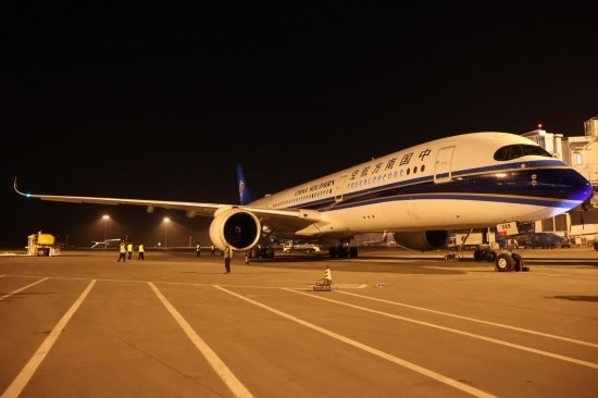 2024年4月24日晚，南航沈陽-法蘭克福CZ8021首航航班在沈陽桃仙國際機(jī)場(chǎng)準(zhǔn)備起飛。這是國內(nèi)航司在東北地區(qū)開通的首條直飛德國定期航線。