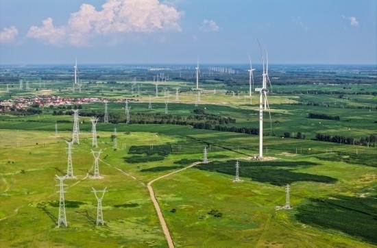 這是2024年7月19日拍攝的內(nèi)蒙古通遼238萬千瓦風(fēng)電項(xiàng)目（無人機(jī)照片）。此項(xiàng)目每年可將75億千瓦時(shí)清潔電能經(jīng)扎魯特—青州±800（千伏）直流特高壓外送通道送至山東地區(qū)消納，相當(dāng)于滿足受端地區(qū)超過300萬戶居民家庭用電需求，節(jié)約標(biāo)煤261萬噸，減少二氧化碳排放634萬噸。