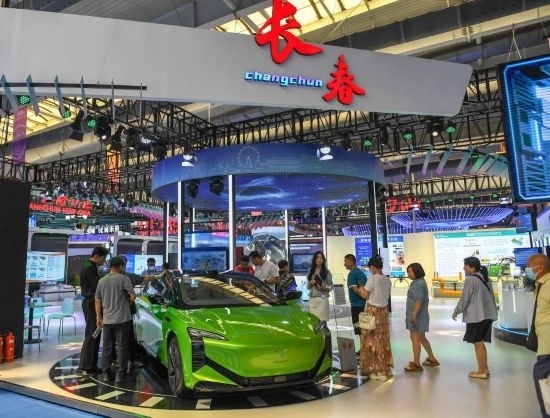 2023年8月23日，人們?cè)诘谑膶弥袊獤|北亞博覽會(huì)上參觀一汽紅旗新能源車型。