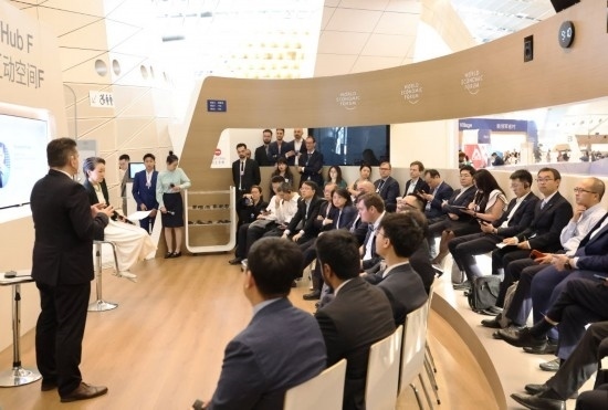 2024年6月26日，嘉賓在第十五屆夏季達(dá)沃斯論壇主會(huì)場(chǎng)——遼寧大連國際會(huì)議中心參與互動(dòng)討論。