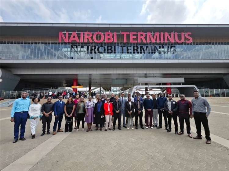 留學(xué)生們參訪中企承建的蒙內(nèi)鐵路。中國駐肯尼亞大使館供圖