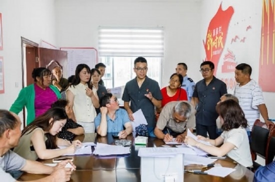 圖為2024年8月6日，重慶市奉節(jié)縣人民法院興隆人民法庭庭長費明軍（中）在做調解工作。蹇懿 攝