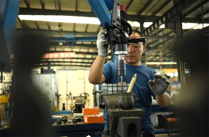 2024年7月30日，在長春吉林通用機(jī)械（集團(tuán)）有限責(zé)任公司模具裝配生產(chǎn)線，鉗工在進(jìn)行攻絲操作。近年來，吉林通用機(jī)械（集團(tuán)）有限責(zé)任公司通過數(shù)字化改造、智能化升級提高生產(chǎn)效率，提升產(chǎn)業(yè)競爭力，已成為全球鋁加工汽車輕量化零部件知名供應(yīng)商，為奧迪、大眾、寶馬、奔馳、保時(shí)捷等多家品牌主機(jī)廠供應(yīng)零件。新華社記者柳文惠攝