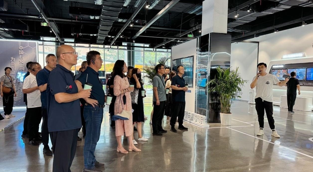 人民網(wǎng)“夢(mèng)幻靈境”AI展演中心講解。人民網(wǎng) 王戰(zhàn)雄攝