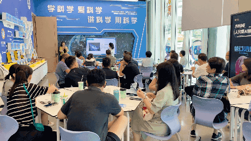 研學(xué)團(tuán)成員在AI研學(xué)培訓(xùn)區(qū)學(xué)習(xí)。人民網(wǎng) 王戰(zhàn)雄攝