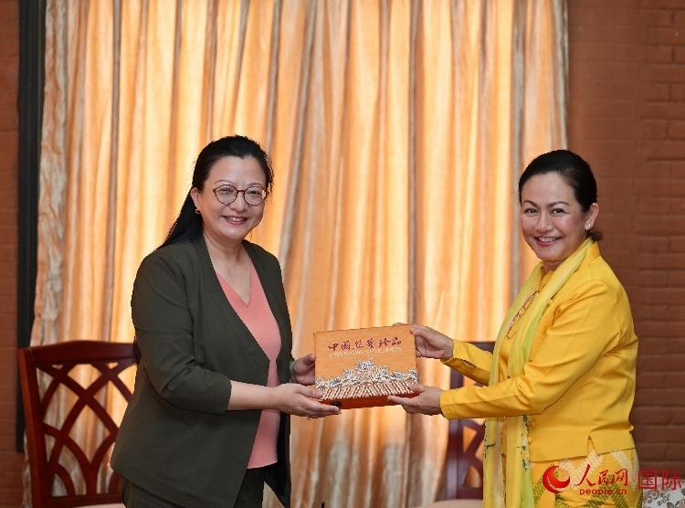 馬珈大使向岱岱楷部長贈送中國特色紀(jì)念品。人民網(wǎng)記者 謝佳君攝