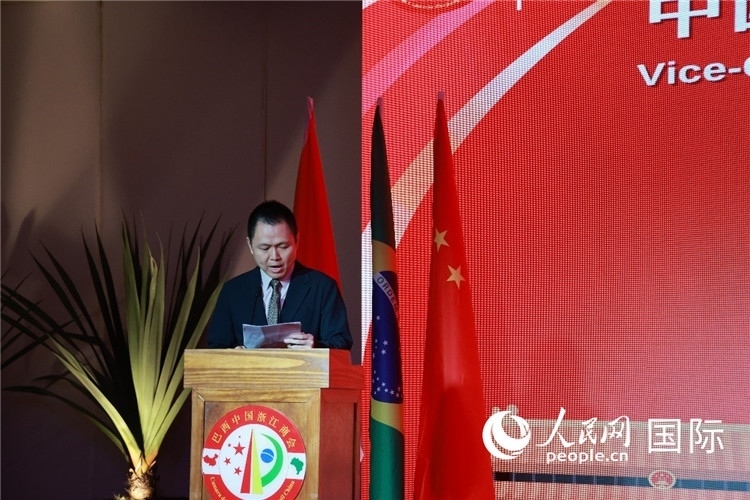 中國駐里約總領(lǐng)館副總領(lǐng)事王尉育宣讀賀電。人民網(wǎng)記者 陳海琪攝