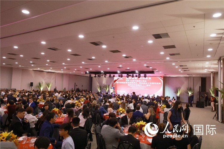 當?shù)貢r間8月24日晚，巴西中國浙江商會第六屆理監(jiān)事會就職典禮在里約熱內(nèi)盧舉行。圖為就職典禮現(xiàn)場。人民網(wǎng)記者 陳海琪攝