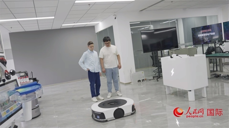 睿樂達(dá)機(jī)器人充電停車場。人民網(wǎng)記者 張榮攝