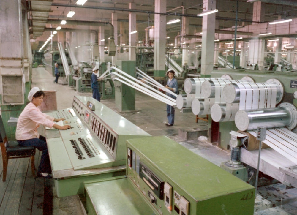 1981年，東北遼陽(yáng)石油化學(xué)纖維廠抽絲車(chē)間一角。新華社發(fā)