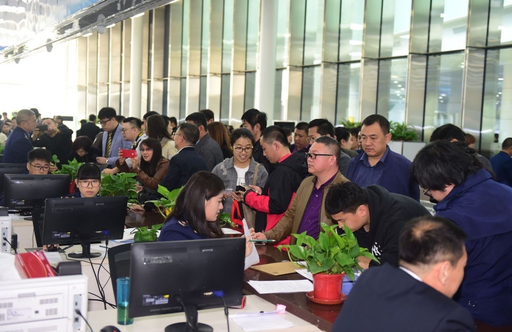2017年4月10日，中國(guó)（遼寧）自由貿(mào)易試驗(yàn)區(qū)沈陽(yáng)片區(qū)揭牌當(dāng)日，眾多企業(yè)咨詢(xún)注冊(cè)。新華社記者楊青攝