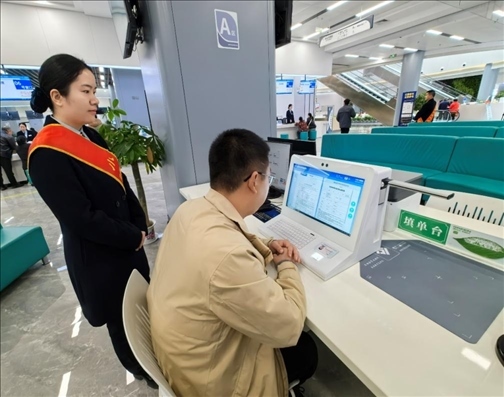 市民用電子范例填單臺錄入信息。人民網(wǎng)記者 周雯攝