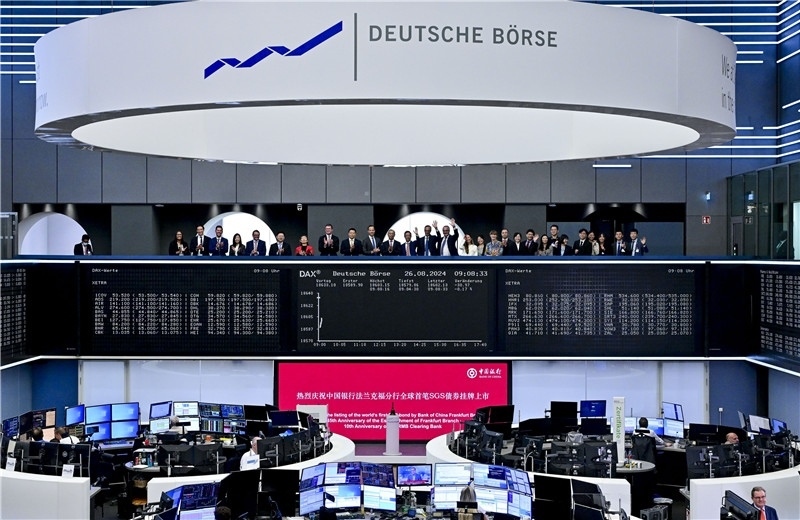 現(xiàn)場圖片：中國銀行法蘭克福分行負(fù)責(zé)人與多位來自金融界和企業(yè)界的嘉賓共同見證全球首支人民幣SGS債券在法蘭克福上市