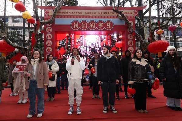 “熊貓叨叨”團(tuán)隊(duì)參加上海四平社區(qū)“元宵行街會(huì)”。