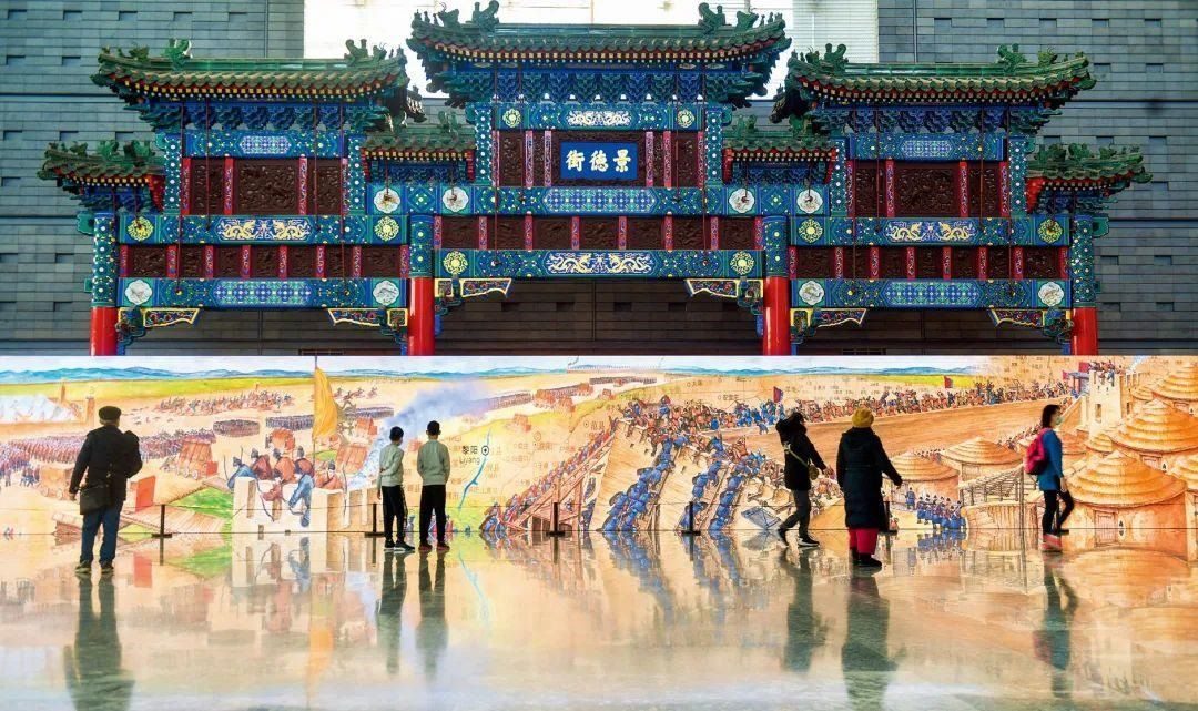 △2022年1月，觀(guān)眾在首都博物館參觀(guān)“穿越時(shí)空的大運(yùn)河”數(shù)字影像展。