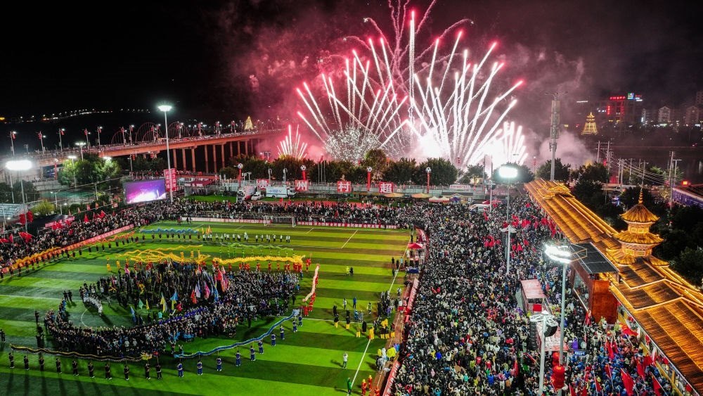 2024全國“村晚”示范展示活動暨貴州“村超村晚”舉行音樂煙花秀表演（無人機照片，2024年2月3日攝）。新華社記者 劉續(xù) 攝