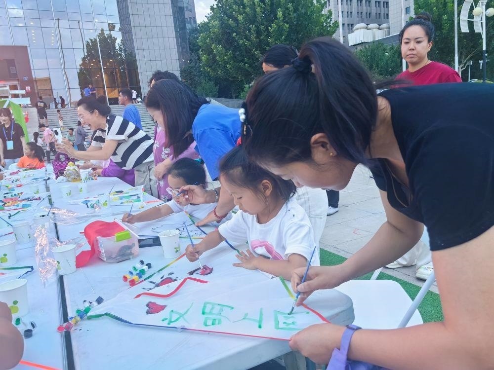 △家長(zhǎng)與孩子一起參與“文明上網(wǎng)”系列主題活動(dòng)。