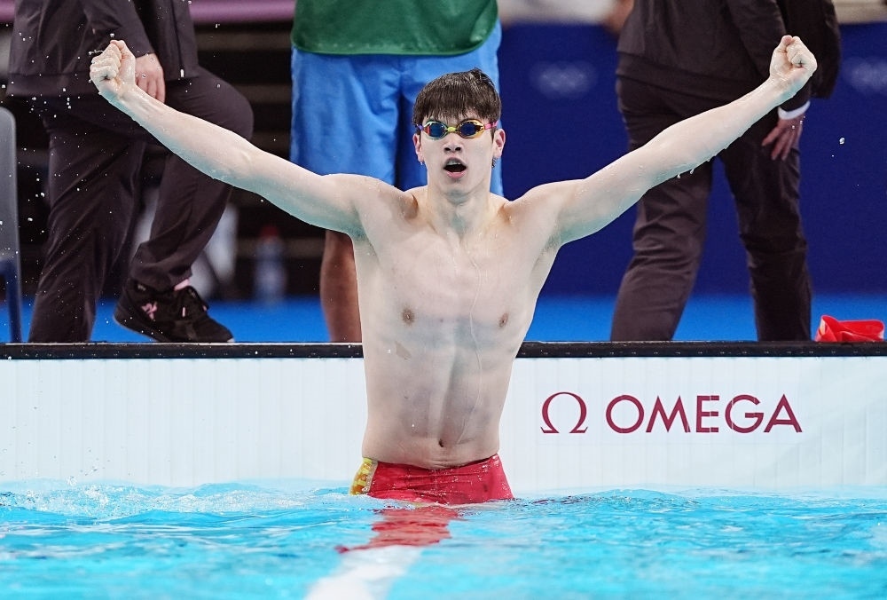中國選手潘展樂在巴黎奧運會游泳男子100米自由泳決賽后慶祝奪冠及打破世界紀錄（2024年7月31日攝）。新華社記者 杜宇 攝