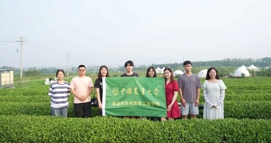 在山東日照，中國農(nóng)業(yè)大學(xué)食品學(xué)院實踐團(tuán)就農(nóng)業(yè)生產(chǎn)智能化設(shè)備、肥料選用等問題開展實地調(diào)研，并面向300余名村民陸續(xù)開展4次科普宣講。校方供圖