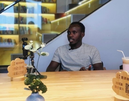 來自肯尼亞的北京交通大學(xué)留學(xué)生卡里烏在北京接受采訪（8月10日攝）。新華社記者 王小鵬 攝