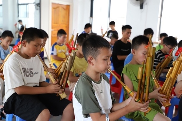 孩子們在學吹蘆笙。融水縣文化館供圖