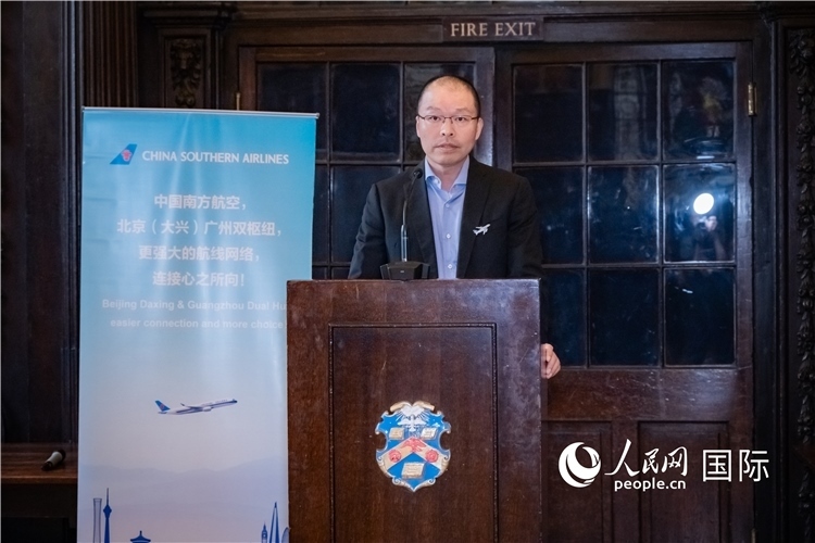 圖為中國南方航空倫敦營業(yè)部總經(jīng)理陳珂致辭。人民網(wǎng) 郭錦標(biāo)攝