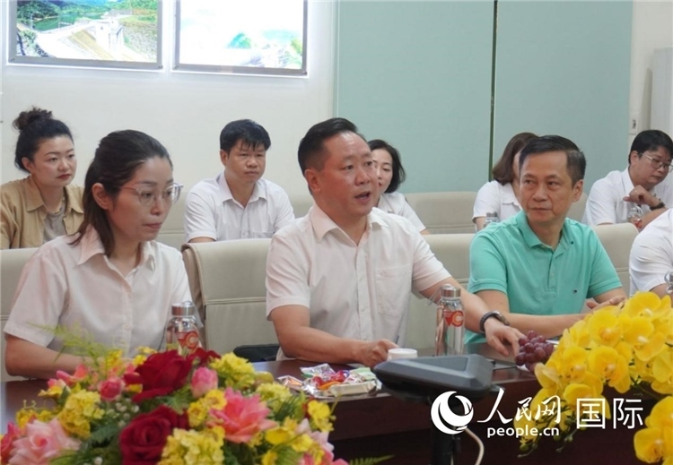 越中電力公司董事長李志雄（前排左二）介紹越南電力情況。葛沙莎攝