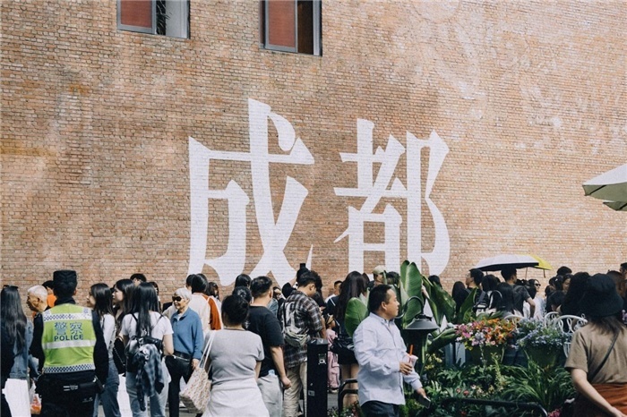 東郊記憶園區(qū)“成都墻”以巨大的“成都”字樣和獨(dú)特的藝術(shù)設(shè)計(jì)成為園區(qū)的網(wǎng)紅打卡地，吸引了眾多游客和市民前來參觀。資料圖片