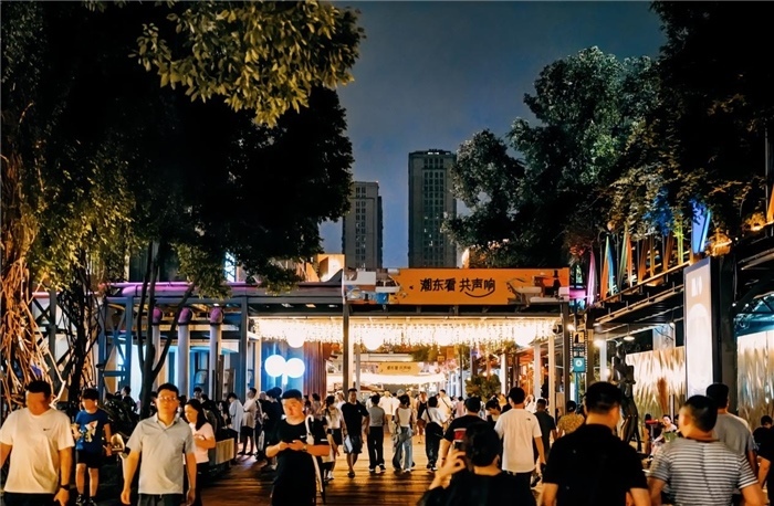 夜幕下的東郊記憶園區(qū)人流如織，熱度不減。資料圖片