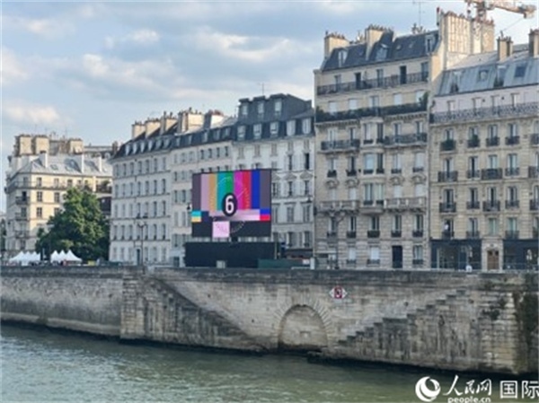 奧運(yùn)會(huì)開幕式，安置在塞納河兩岸的大屏幕。人民網(wǎng)記者 何蒨攝