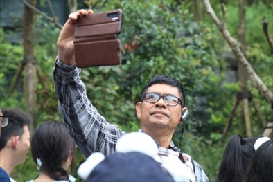 媒體考察團成員在熊貓谷拍照“打卡”。（李佩藺 攝）