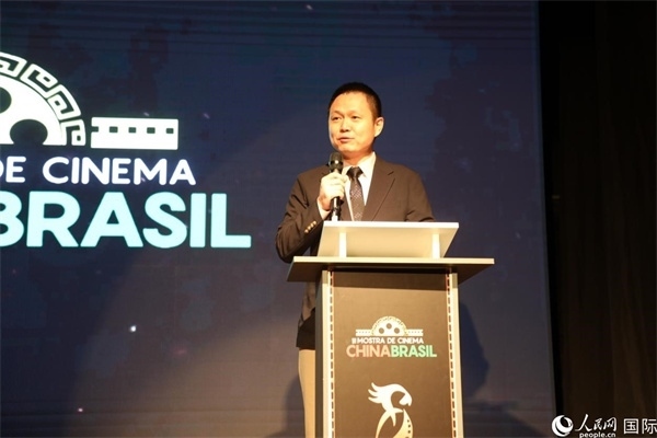 當(dāng)?shù)貢r(shí)間8月26日晚，中國(guó)駐里約總領(lǐng)館副總領(lǐng)事王尉育在第三屆中國(guó)－巴西電影展開幕式上致辭。 人民網(wǎng)記者 陳一鳴攝