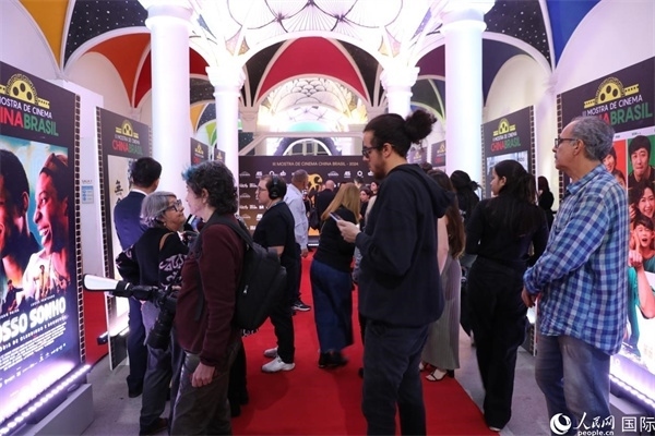 為期4天的第三屆中國(guó)－巴西電影展期間，來自中巴兩國(guó)的14部參展影片受到巴西電影愛好者和社會(huì)各界人士好評(píng)，圖為當(dāng)?shù)赜^眾在影展舉辦地巴西里約熱內(nèi)盧勞拉—阿爾維姆文化之家的迎賓廳欣賞參展電影海報(bào)。 人民網(wǎng)記者 陳一鳴攝