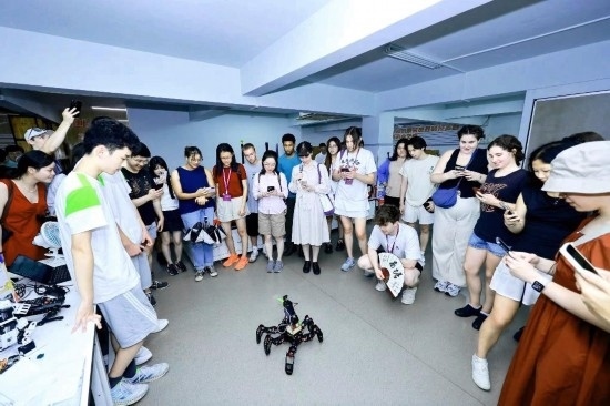 8月25日，中外青年在浙江杭州觀看機(jī)器人表演。新華社發(fā)（清華大學(xué)供圖）