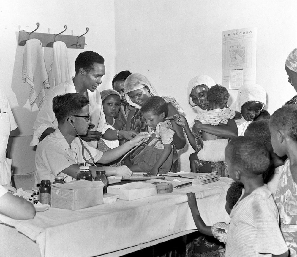 1968年4月，中國(guó)醫(yī)療隊(duì)醫(yī)生在索馬里阿弗戈依鎮(zhèn)巡回醫(yī)療時(shí)為當(dāng)?shù)貎和尾　? width=