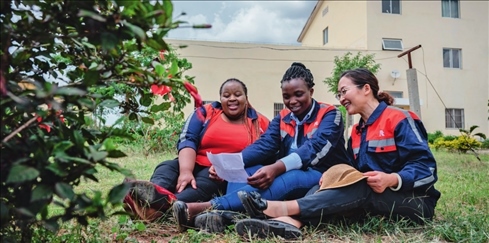 在肯尼亞內(nèi)羅畢，非洲之星鐵路運營公司工電部電子設(shè)備檢修工區(qū)工長陳玲（右）在休息時教學(xué)員唱中文歌曲（2023 年 5 月 23 日攝） 王冠森攝 / 本刊