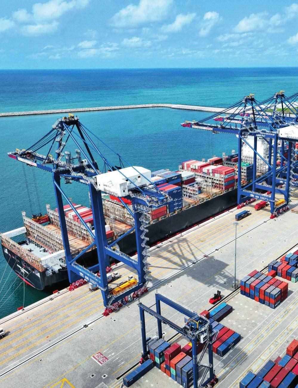 由中國港灣工程有限責(zé)任公司承建的尼日利亞萊基深水港位于中尼合作建設(shè)的拉各斯萊基自貿(mào)區(qū)內(nèi)，是尼日利亞首個現(xiàn)代化深水港和最大港口。圖為一艘貨輪在尼日利亞拉各斯萊基深水港裝卸集裝箱（2024 年 3 月 11 日攝）萊基港公司供圖