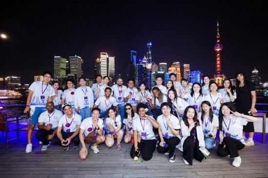 8月21日，中外青年在上海參觀時(shí)合影留念。新華社發(fā)（清華大學(xué)供圖）