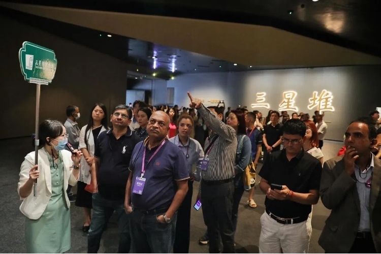 8月31日，亞洲媒體考察團(tuán)參訪三星堆博物館?！吨袊?guó)經(jīng)濟(jì)周刊》記者肖翊攝