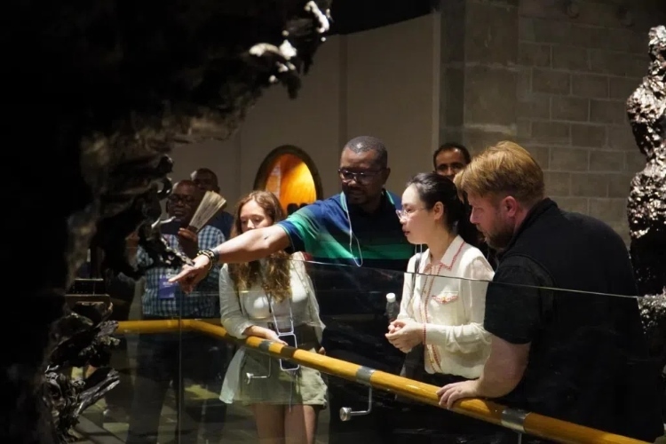 2024“一帶一路”媒體合作論壇聯(lián)合采訪調(diào)研行成員在樂山烏木文化博覽苑調(diào)研采訪。人民網(wǎng)記者 趙祖樂攝