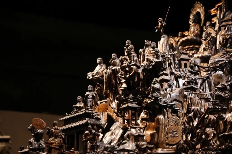 烏木博物館中展出的烏木雕刻藝術(shù)品《西游記》（局部）。本報(bào)記者 伊霄攝