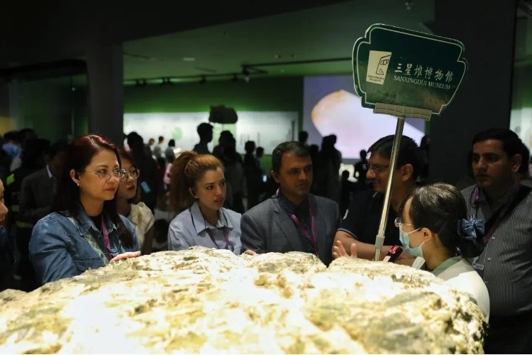 8月31日，亞洲媒體考察團(tuán)參訪三星堆博物館。左一為馬來(lái)西亞《星報(bào)》首席商務(wù)官莉迪婭·王?！吨袊?guó)經(jīng)濟(jì)周刊》記者肖翊攝