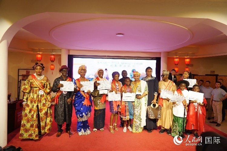 中尼服飾文化秀尼日利亞十佳模特獎。人民網記者 姜宣攝