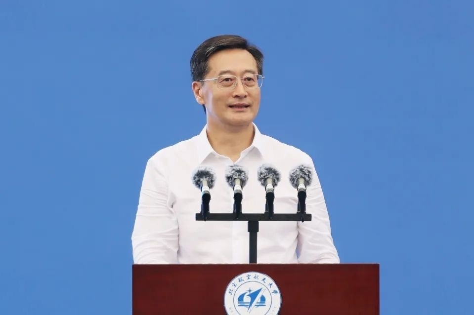 中國工程院院士、北京航空航天大學(xué)校長王云鵬在2024級新生開學(xué)典禮上講話。校方供圖