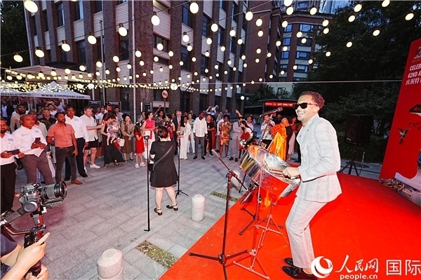 來自特多的藝術家在慶祝儀式上表演特多鋼鼓。人民網(wǎng)記者 趙益普攝