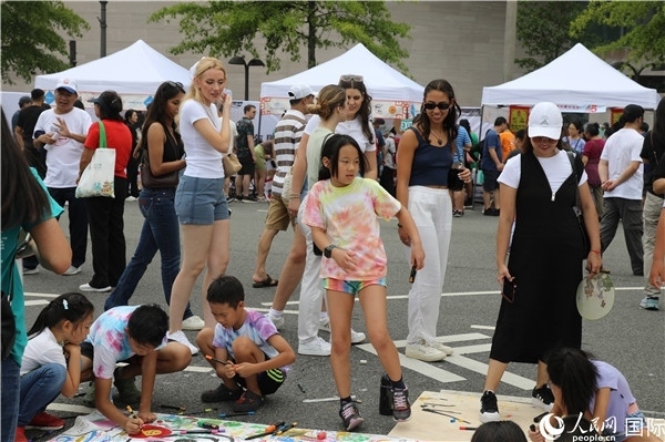 4、活動吸引了很多小朋友參加。 人民網記者 李志偉攝