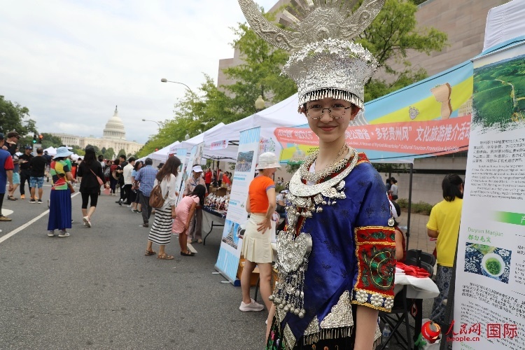 在第22屆美國(guó)華盛頓“中國(guó)文化節(jié)”上，一名當(dāng)?shù)孛癖娚泶┲袊?guó)少數(shù)民族服飾。人民網(wǎng)記者 李志偉攝